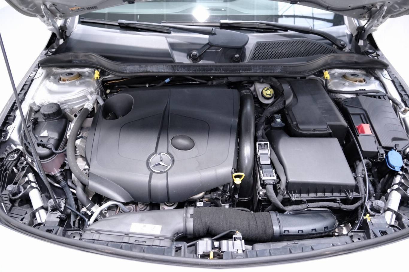 MERCEDES-BENZ CLA 220 64