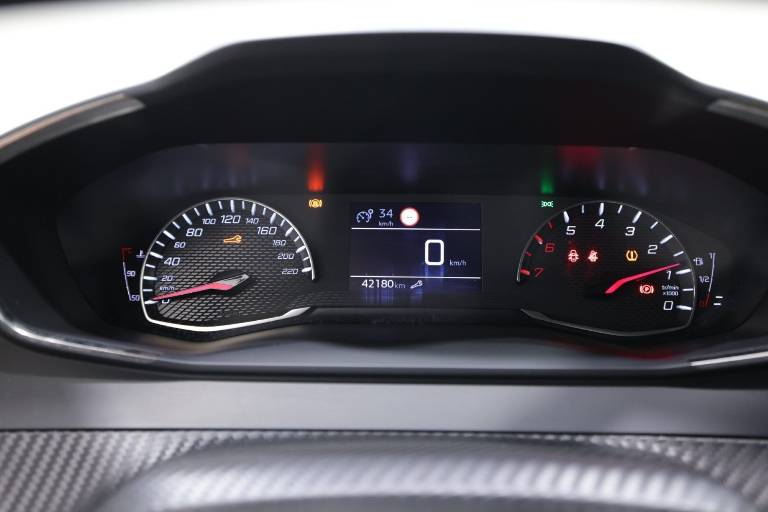 PEUGEOT 208 8