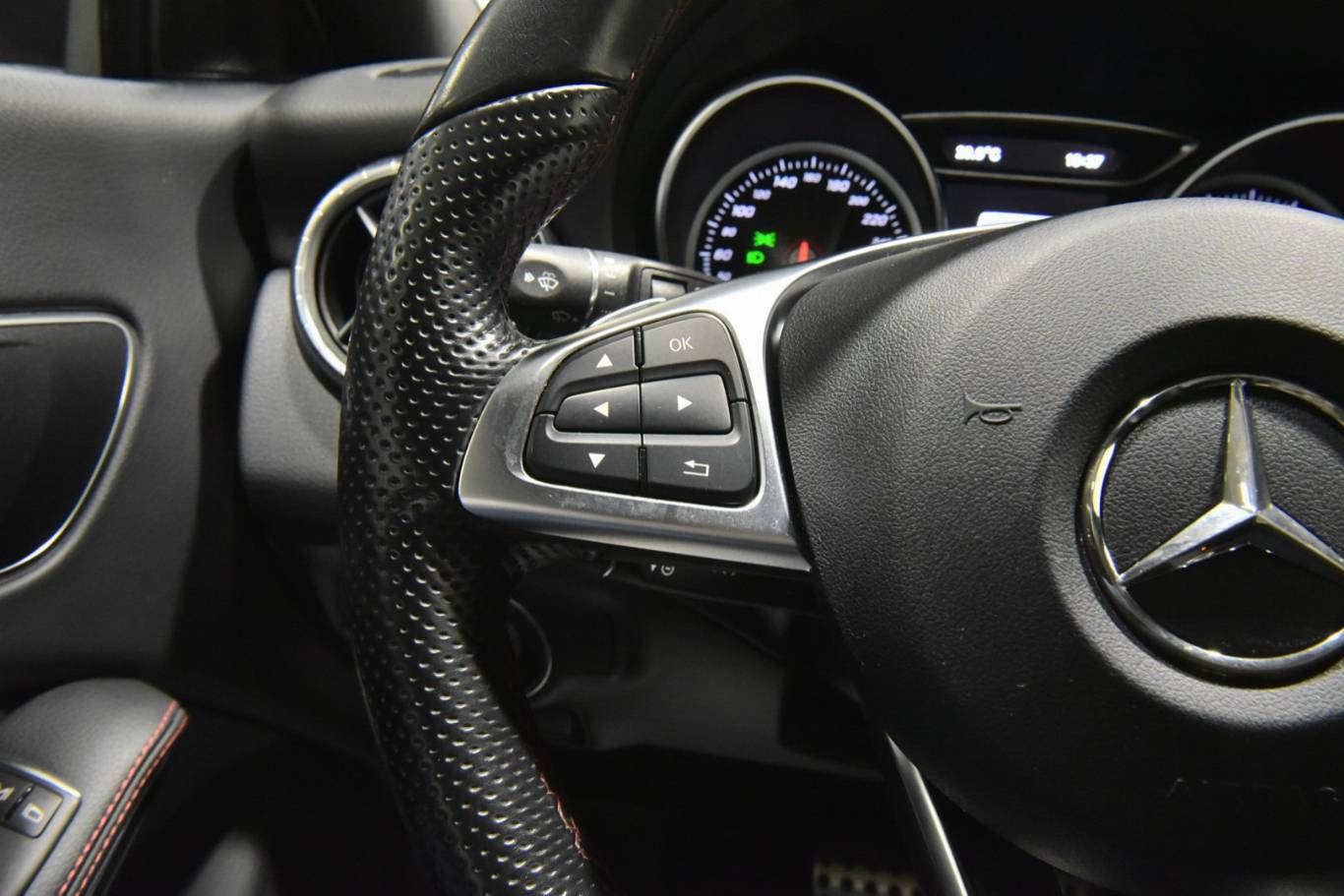 MERCEDES-BENZ CLA 220 44