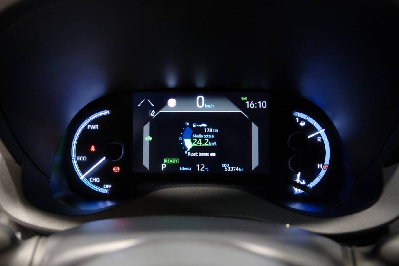 TOYOTA Yaris Cross 9