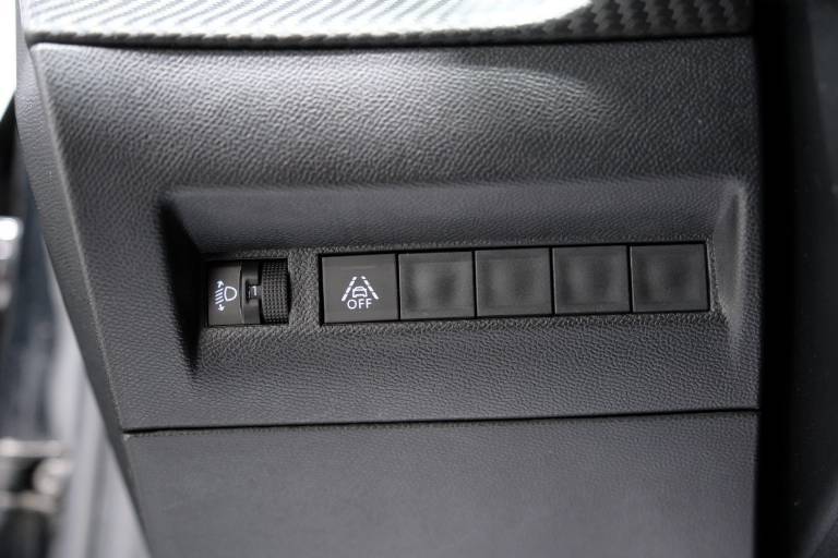 PEUGEOT 208 26