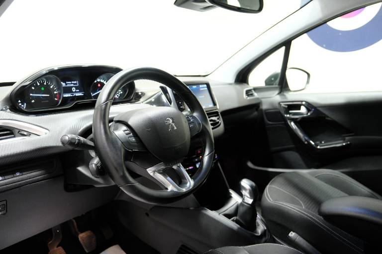 PEUGEOT 208 5