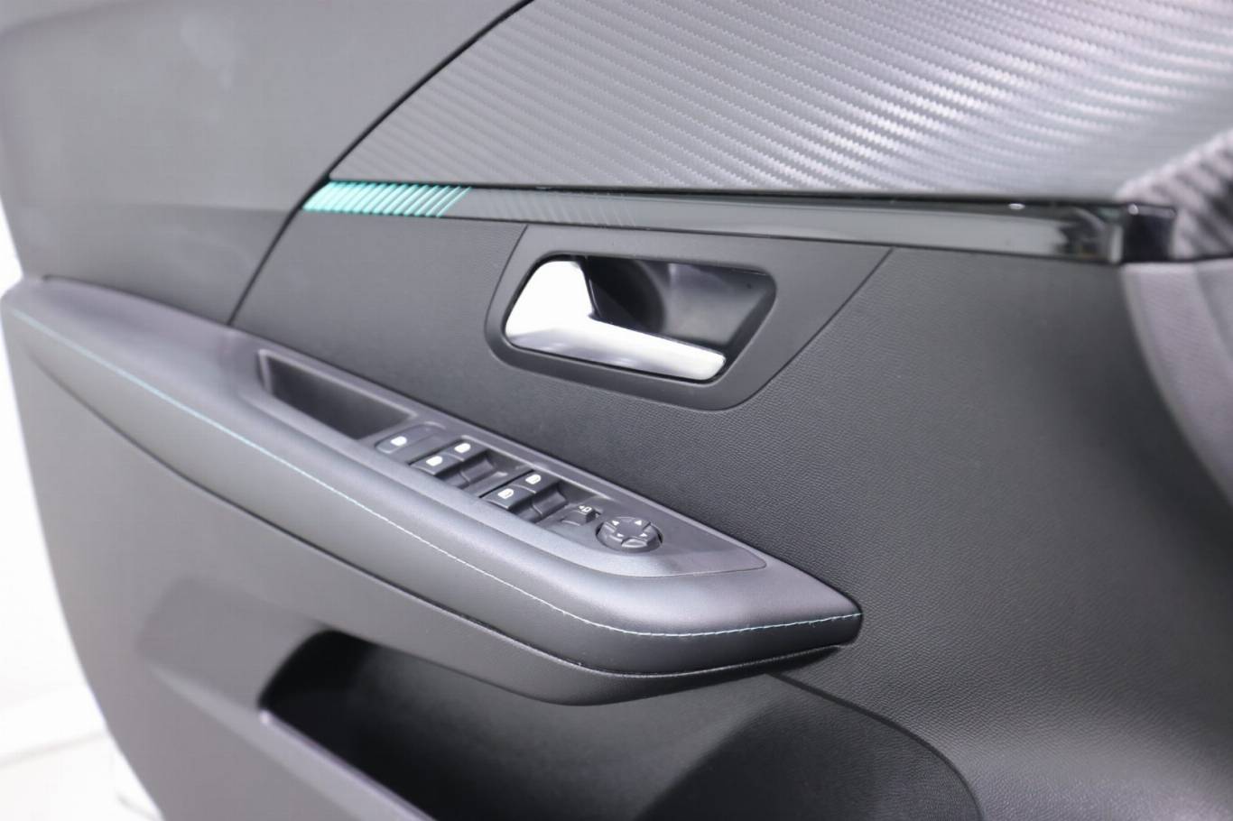 PEUGEOT 208 32