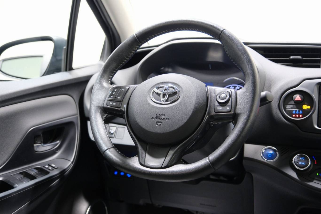 TOYOTA Yaris 38