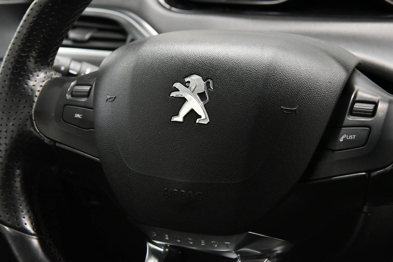 PEUGEOT 208 23