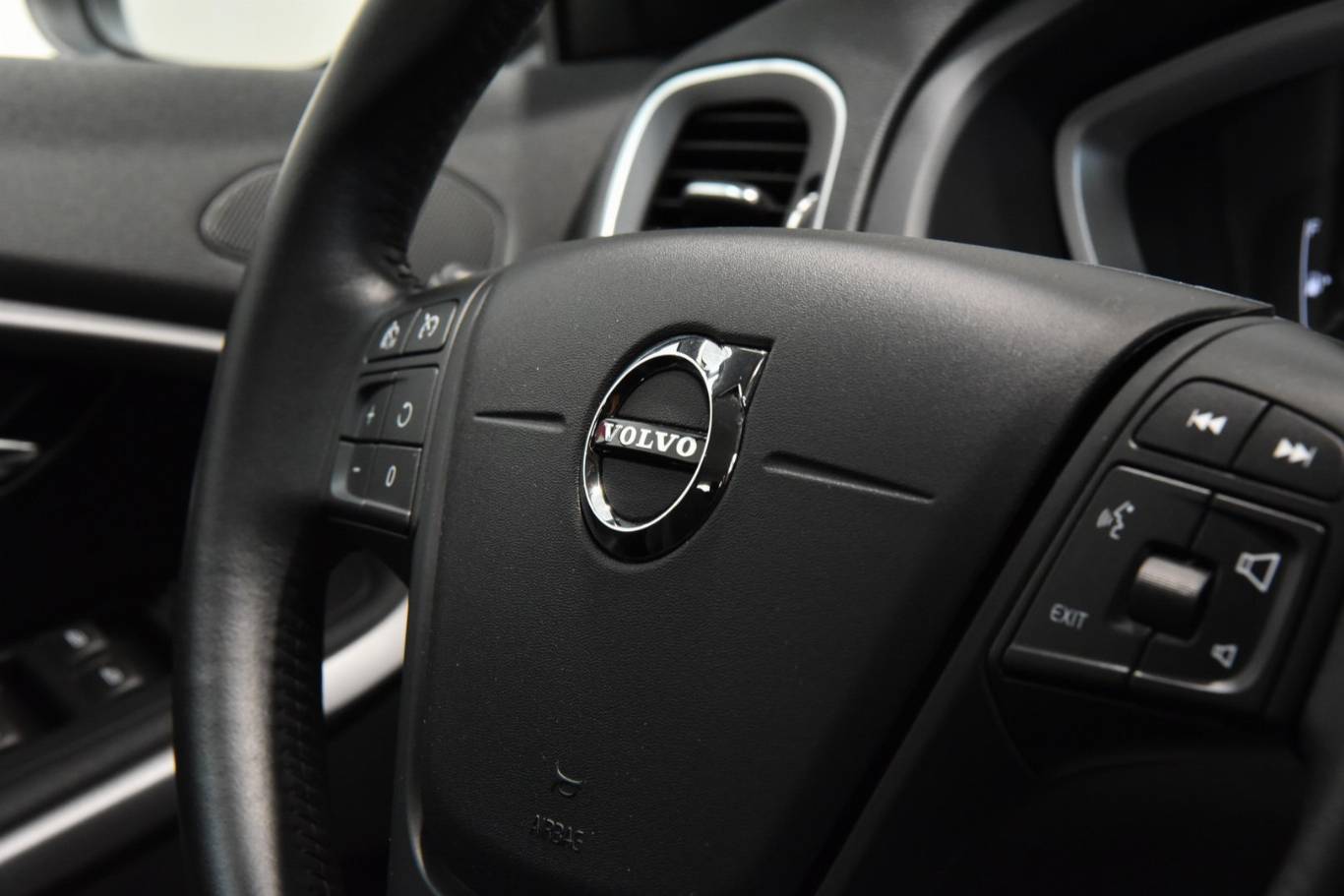 VOLVO V40 Cross Country 24