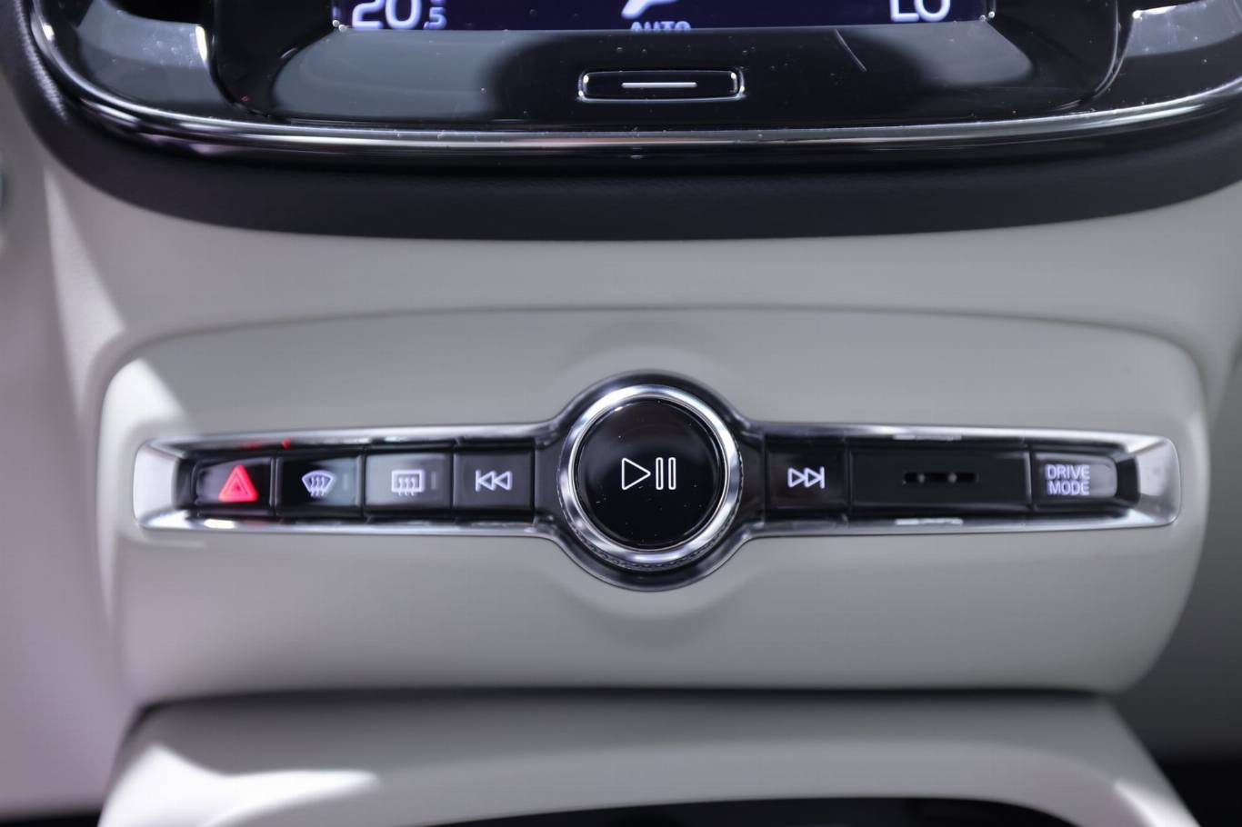 VOLVO XC40 24