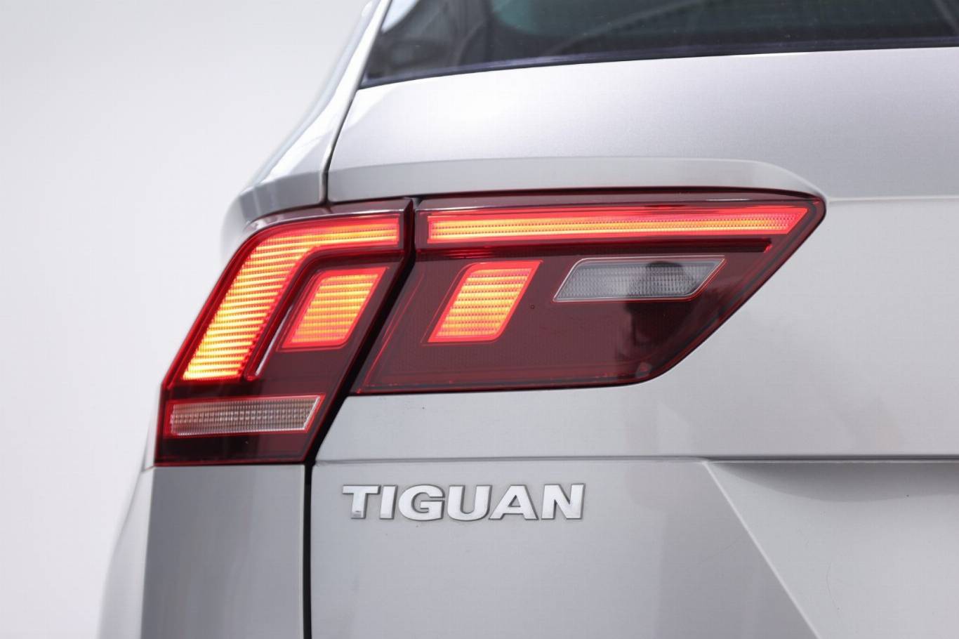 VOLKSWAGEN Tiguan 40