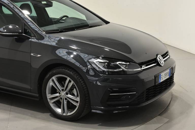 VOLKSWAGEN Golf 16