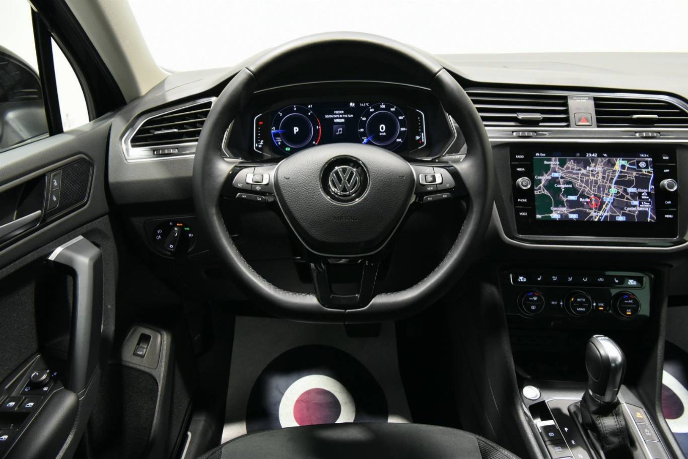 VOLKSWAGEN Tiguan 38