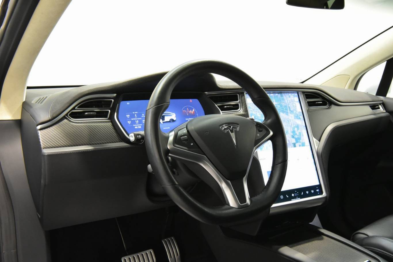 TESLA Model X 3