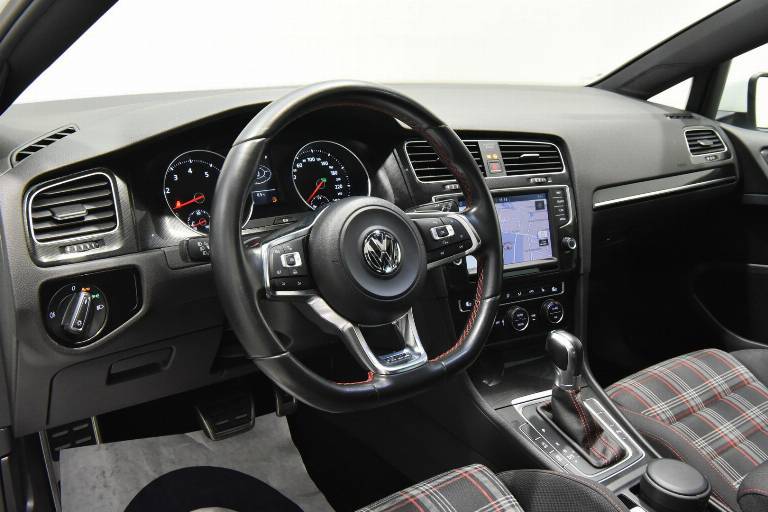 VOLKSWAGEN Golf GTI 3