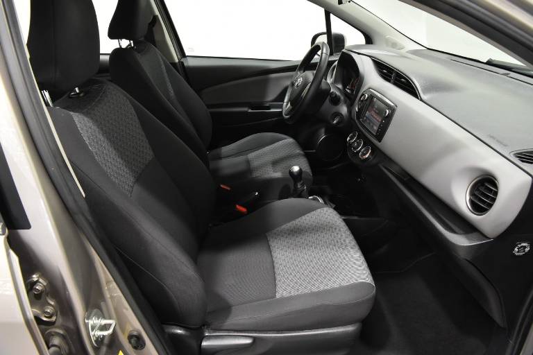 TOYOTA Yaris 21