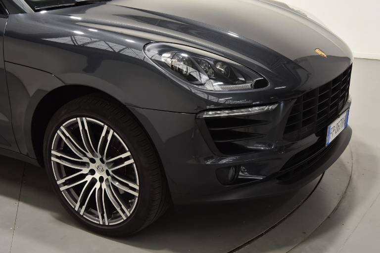 PORSCHE Macan 51