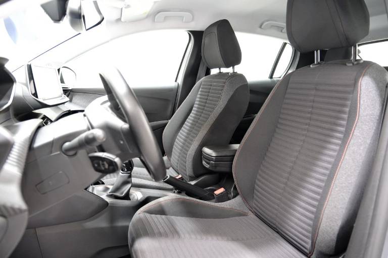 PEUGEOT 208 6