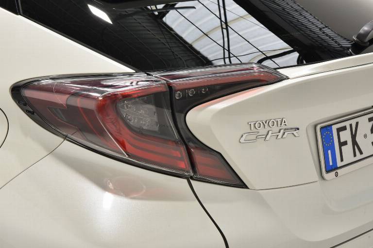 TOYOTA C-HR 47