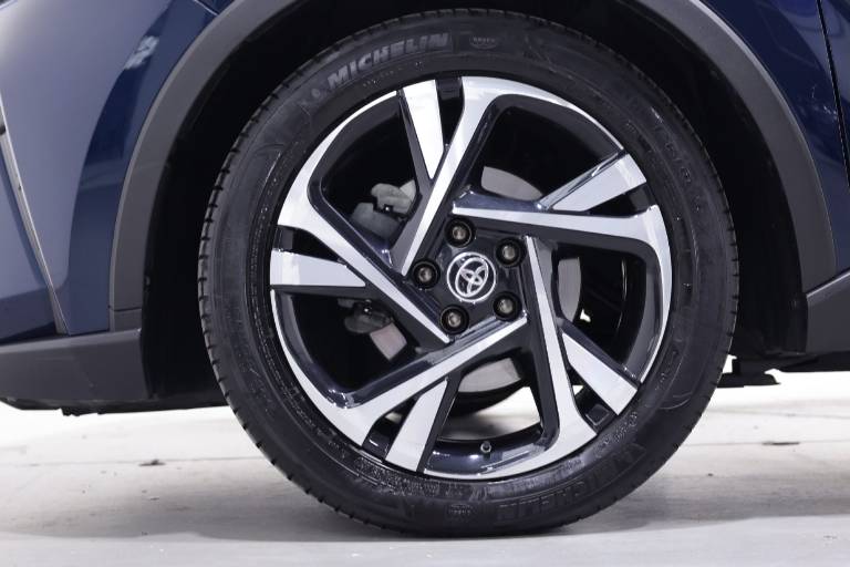TOYOTA C-HR 13
