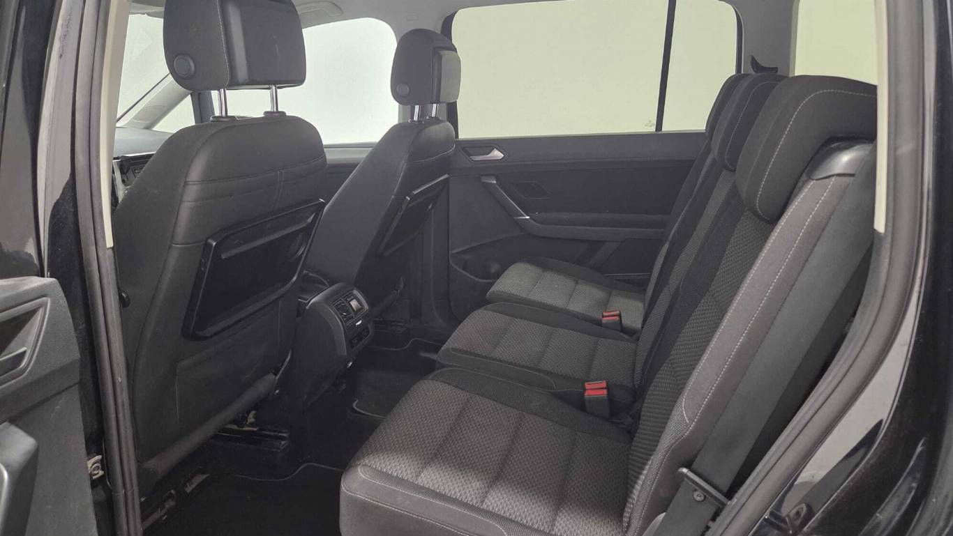 VOLKSWAGEN Touran 18