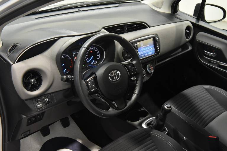 TOYOTA Yaris 3