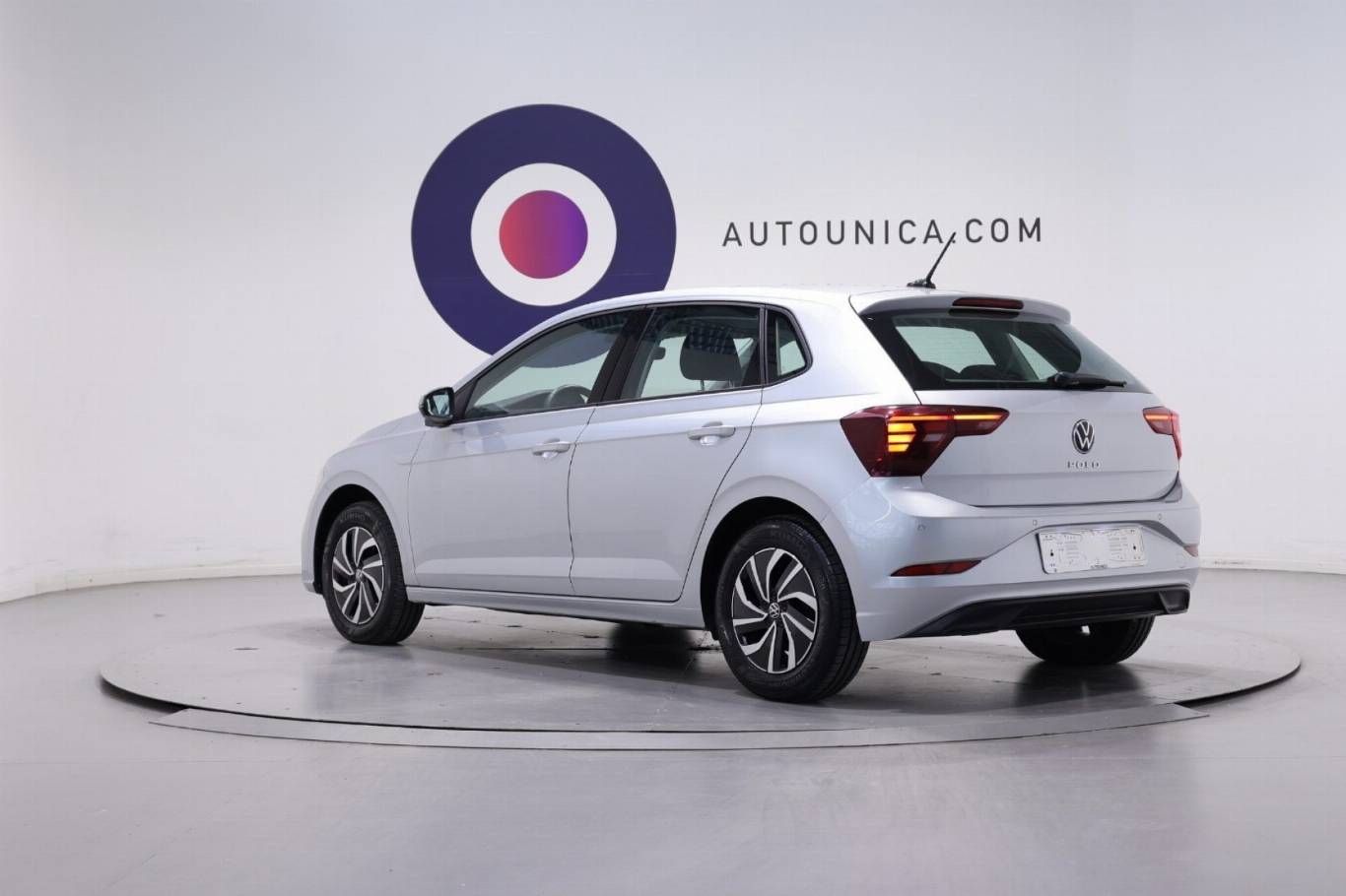 VOLKSWAGEN Polo 17