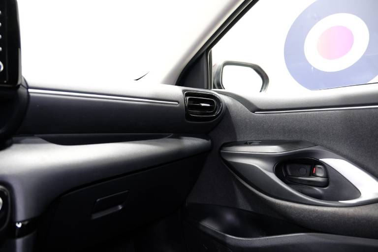 TOYOTA Yaris 32