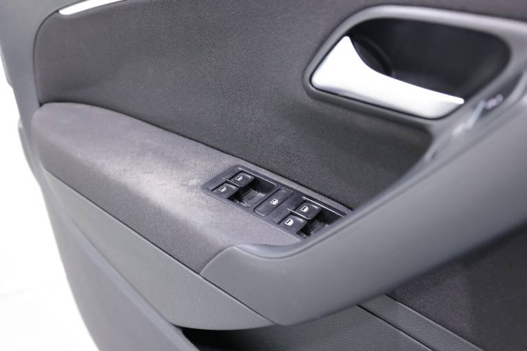 VOLKSWAGEN Polo 29