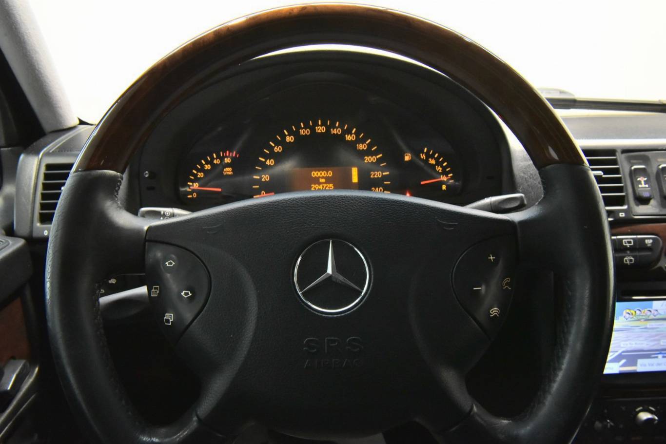 MERCEDES-BENZ G 400 39