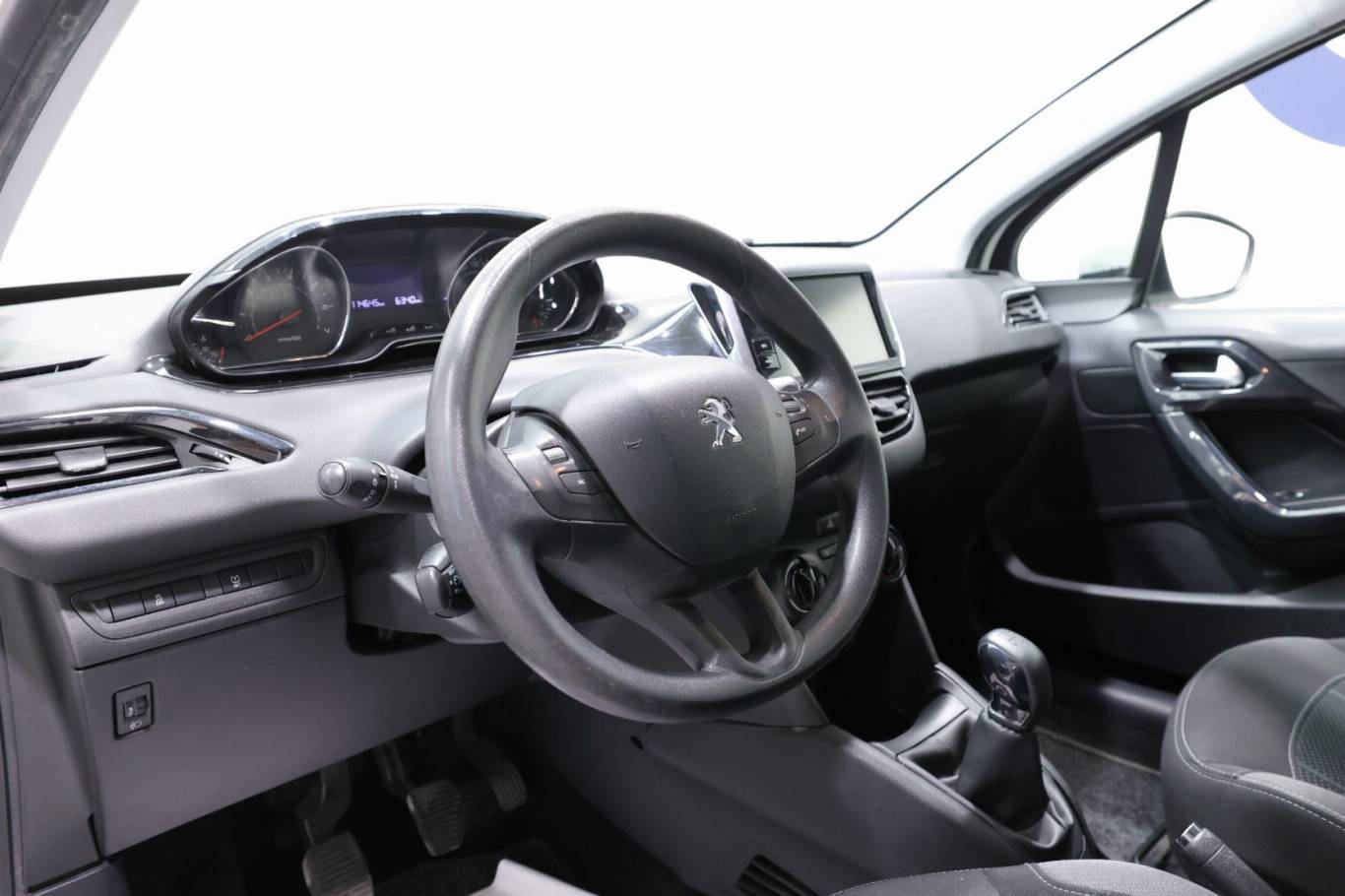 PEUGEOT 208 5