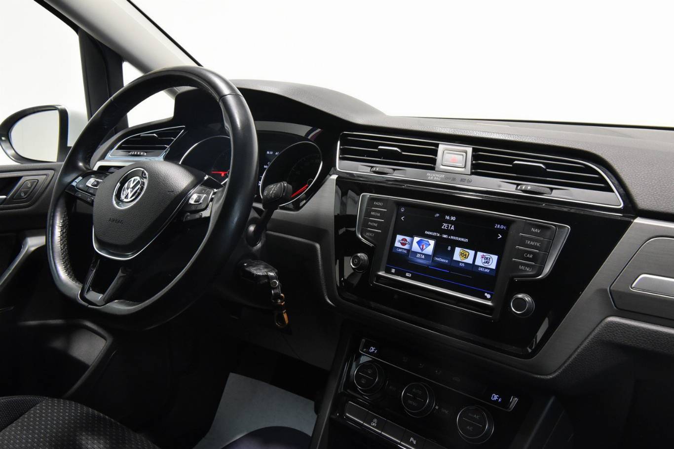 VOLKSWAGEN Touran 28