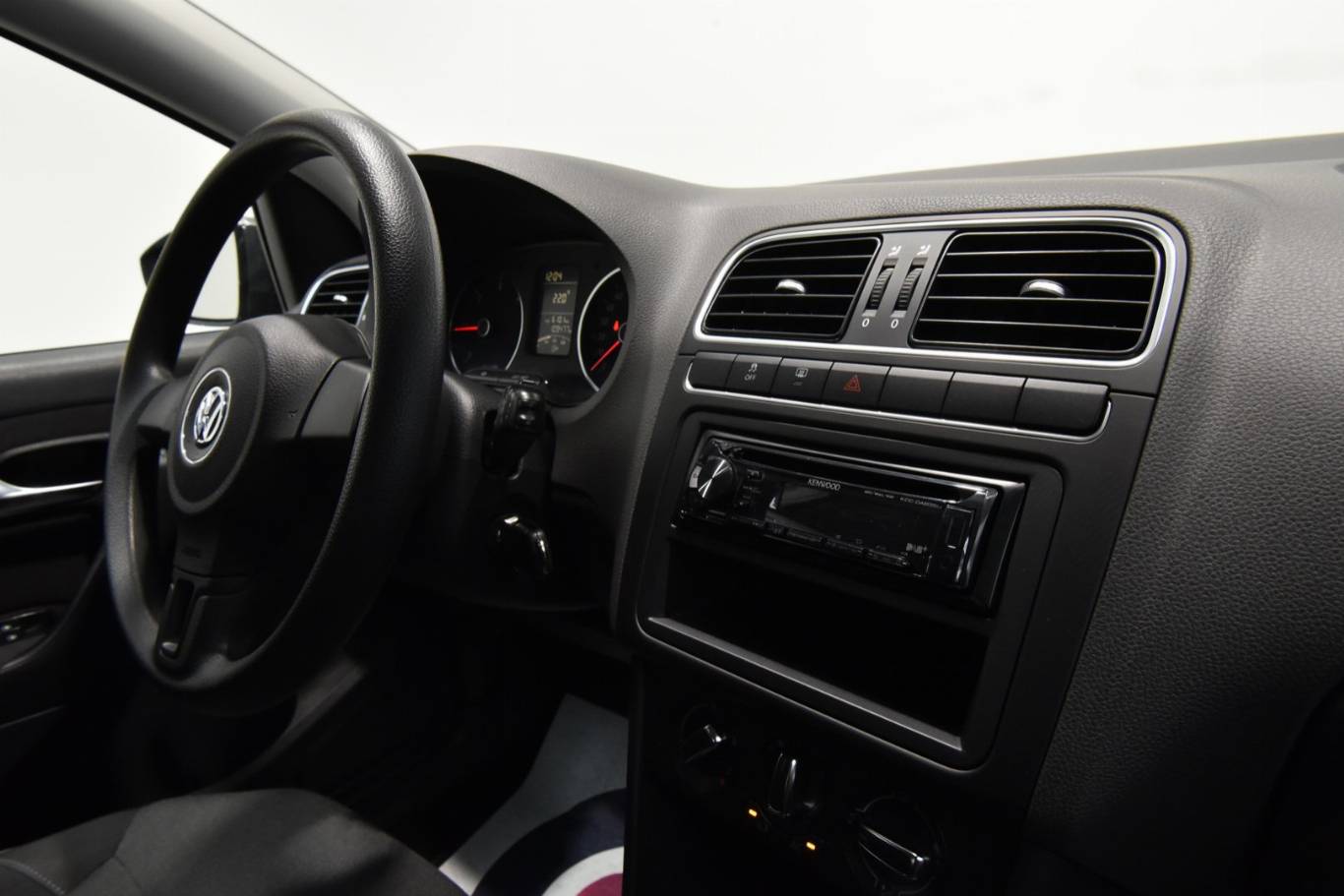 VOLKSWAGEN Polo 28