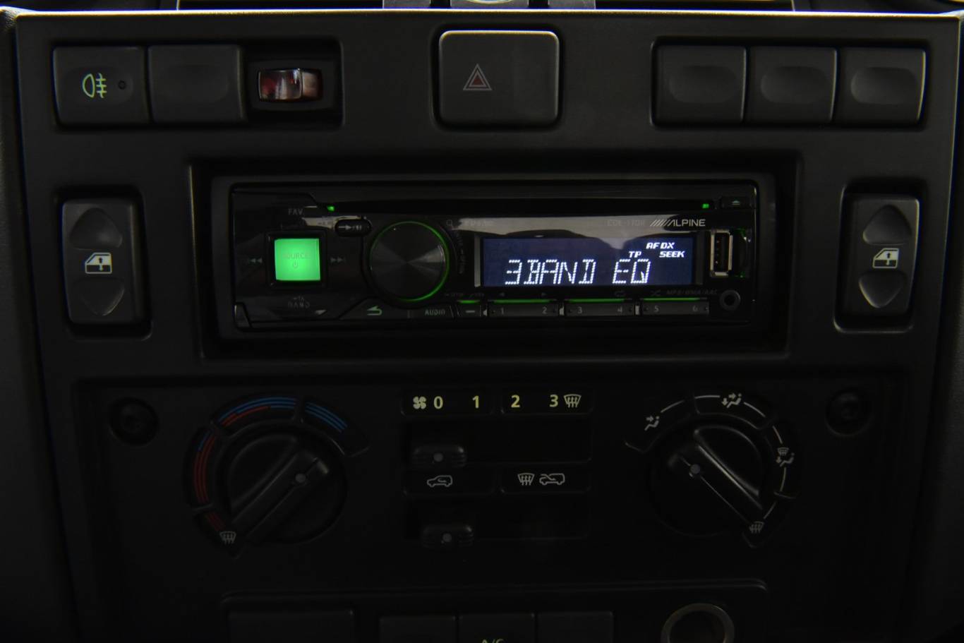 LAND ROVER Defender 10