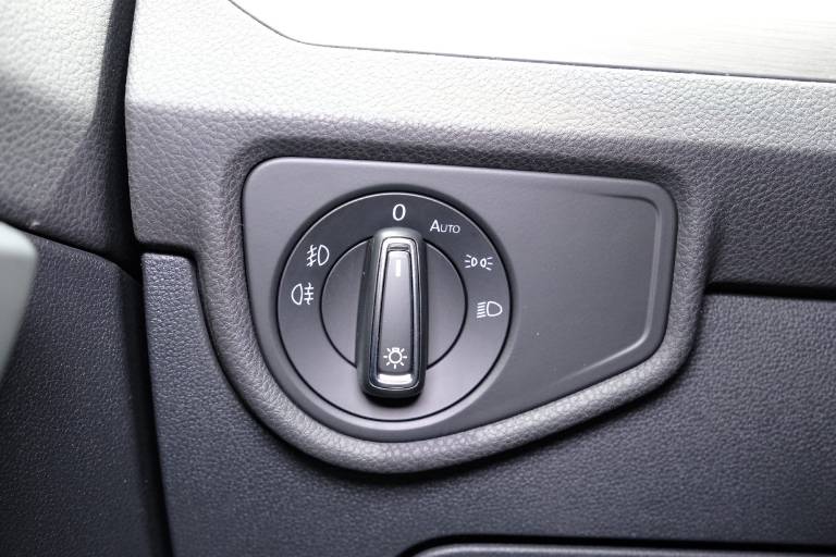 VOLKSWAGEN Touran 31