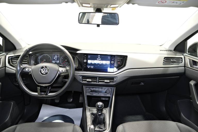 VOLKSWAGEN Polo 10