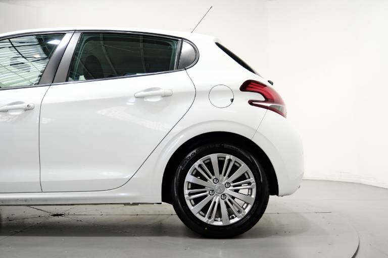 PEUGEOT 208 39