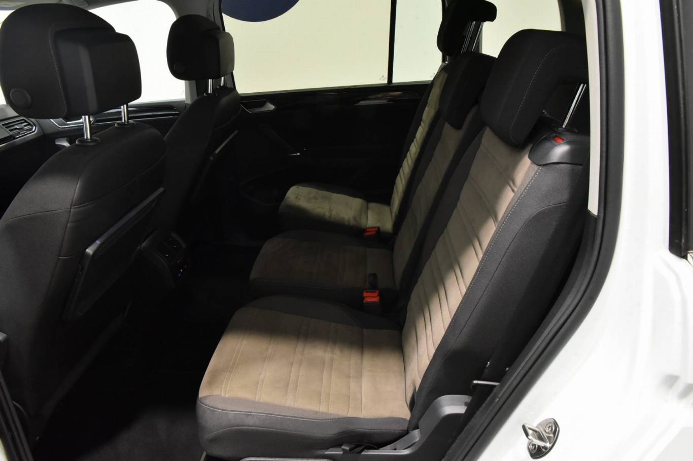 VOLKSWAGEN Touran 23