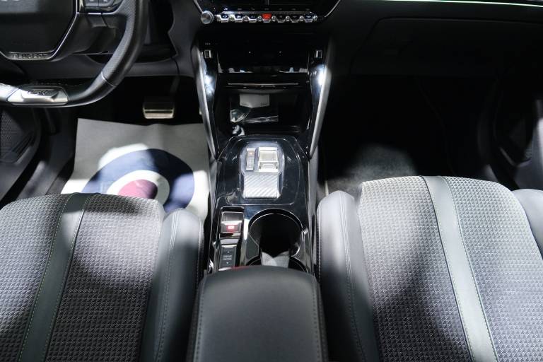 PEUGEOT 208 44