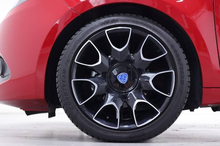 LANCIA Ypsilon 13