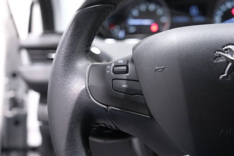 PEUGEOT 208 21