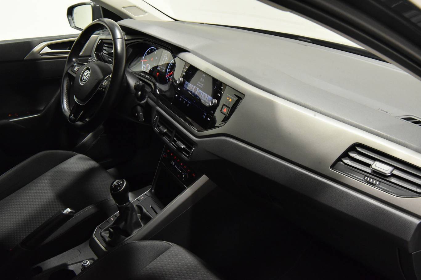 VOLKSWAGEN Polo 32