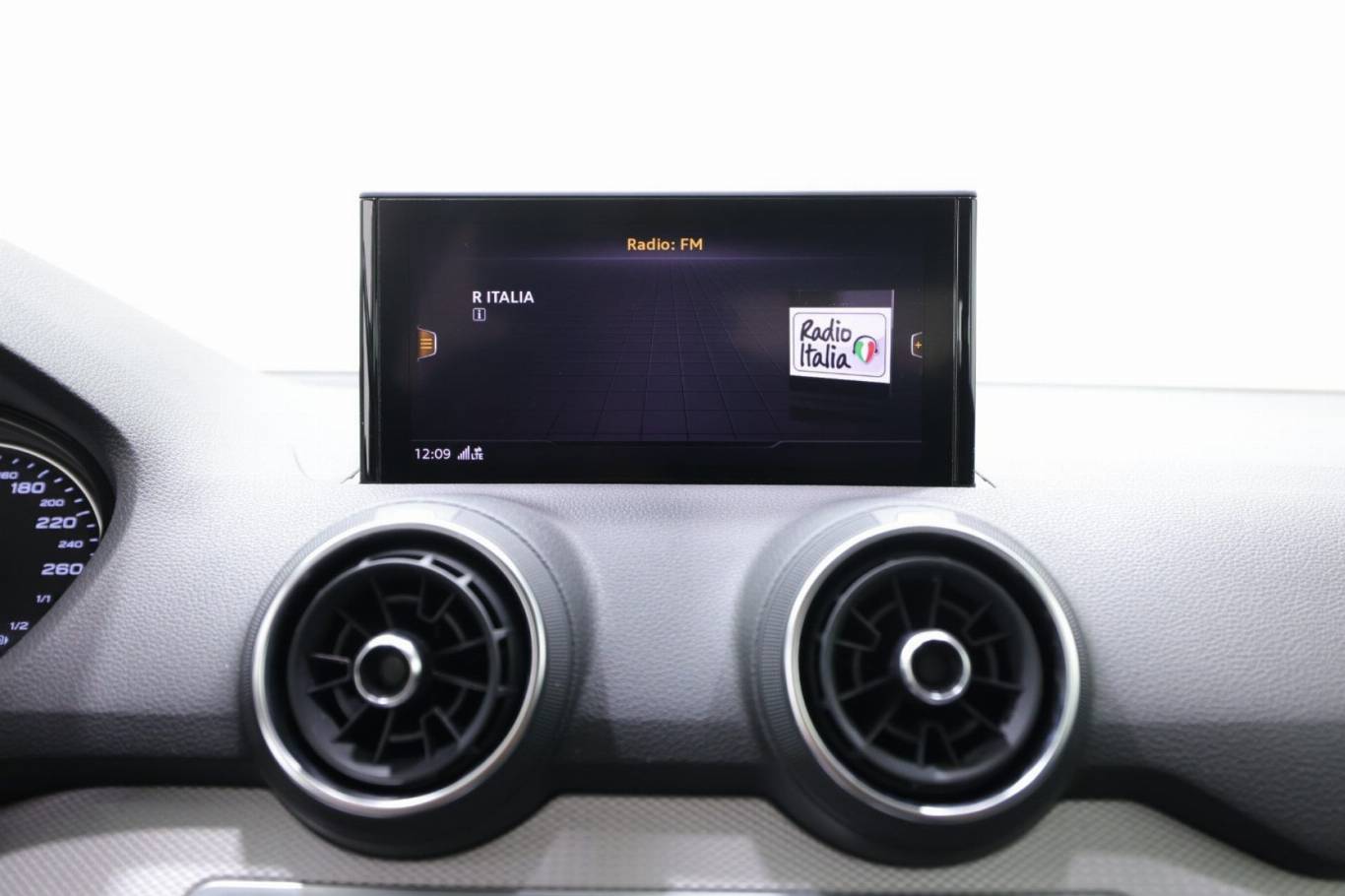 AUDI Q2 9