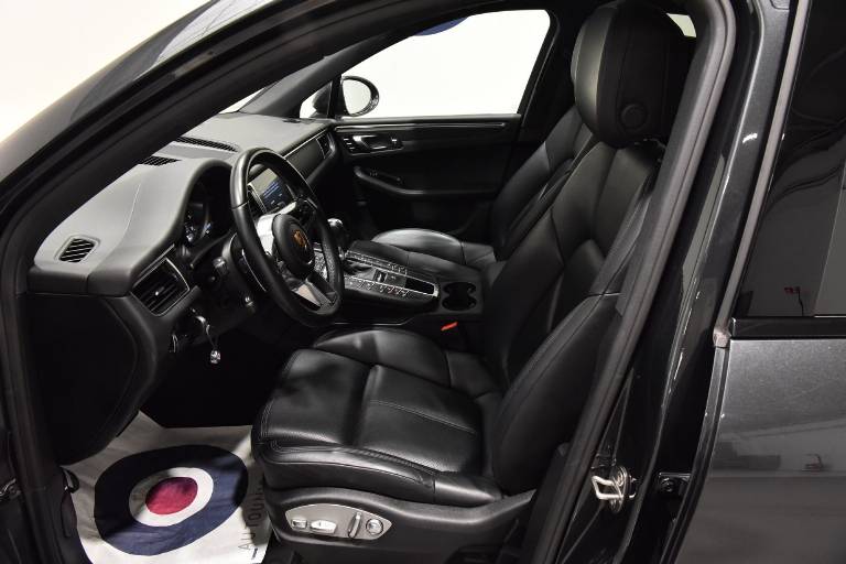 PORSCHE Macan 4