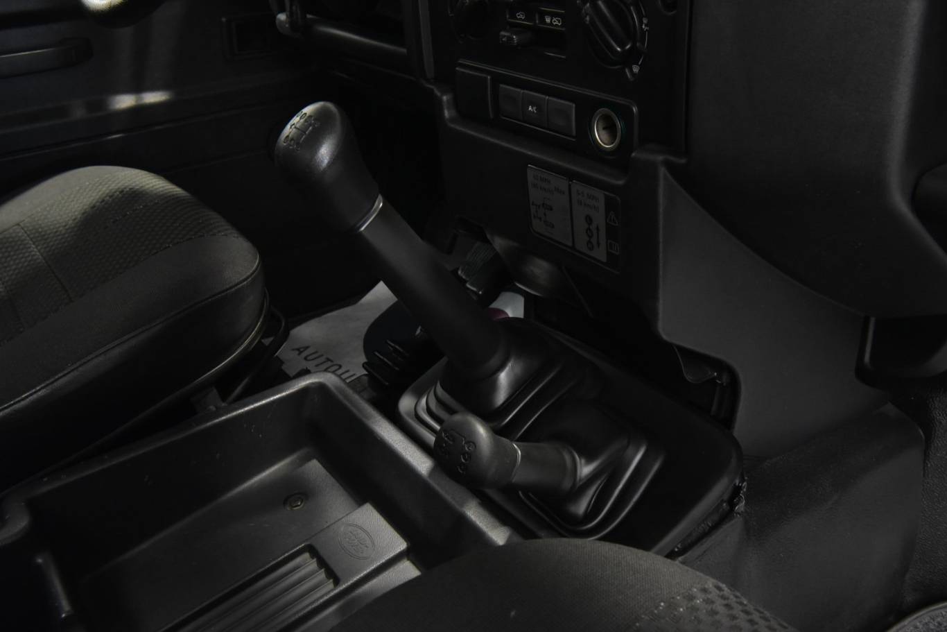 LAND ROVER Defender 51