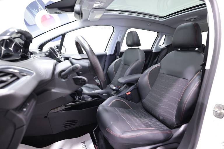 PEUGEOT 2008 6