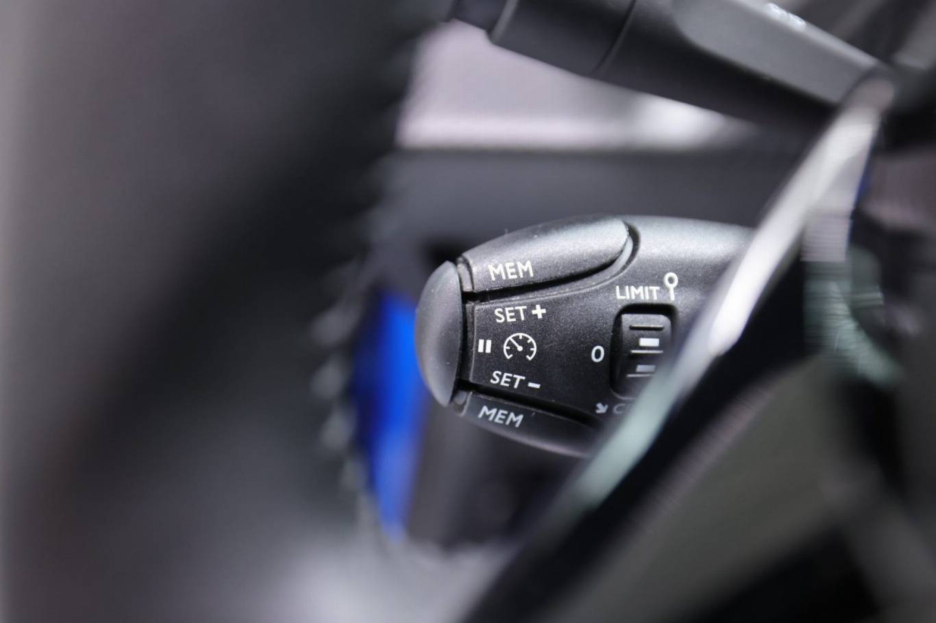 PEUGEOT 208 23