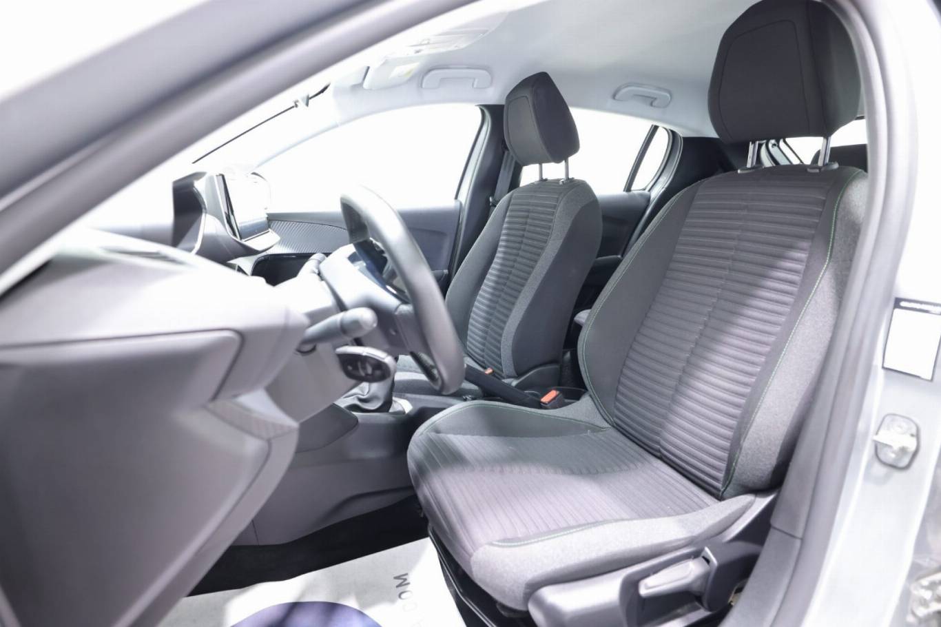 PEUGEOT 208 6