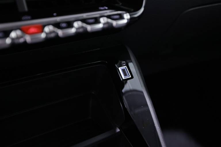 PEUGEOT 208 31