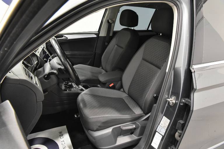 VOLKSWAGEN Tiguan 4