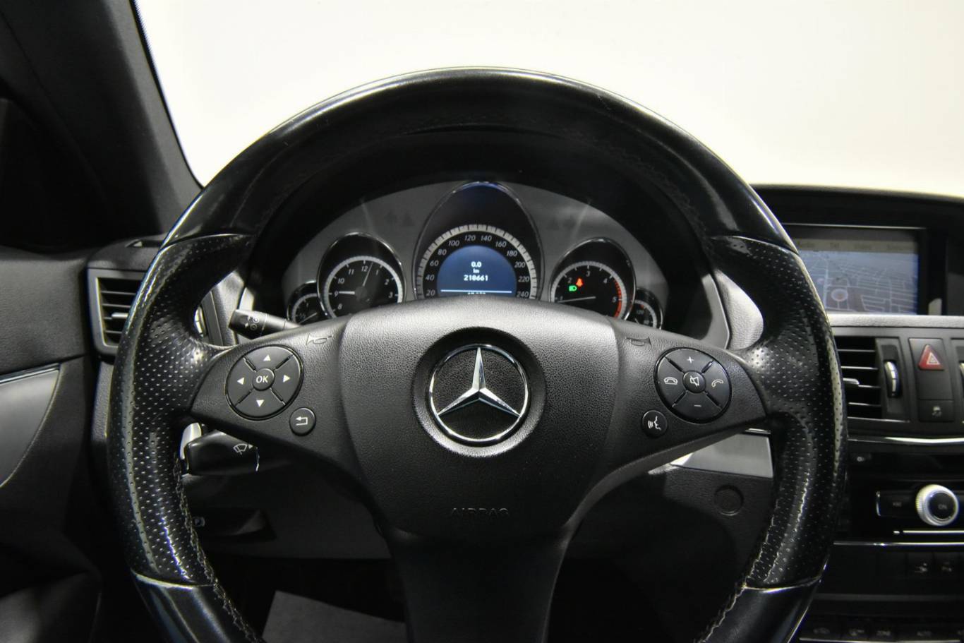 MERCEDES-BENZ E 220 39