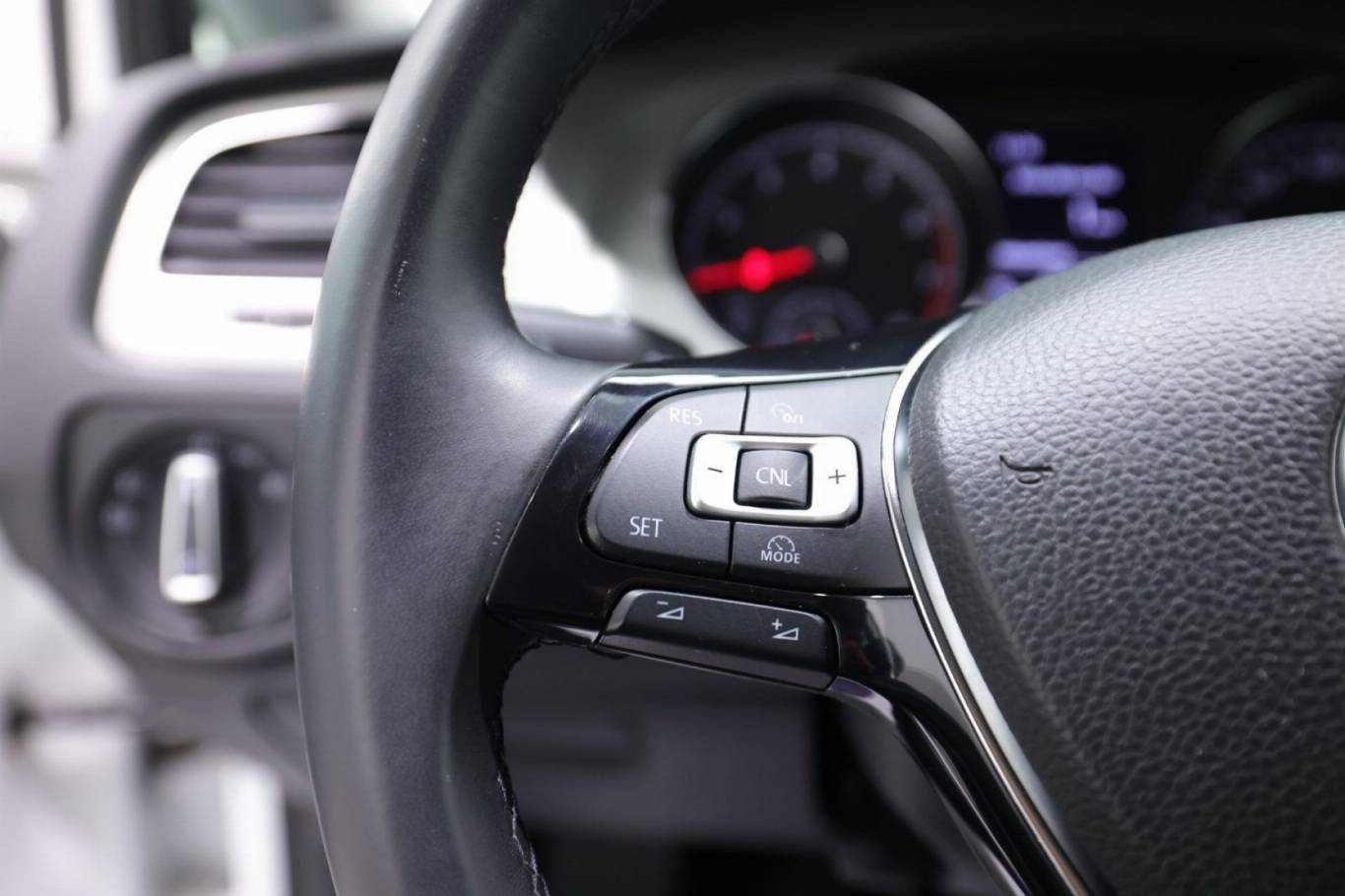VOLKSWAGEN Golf 21