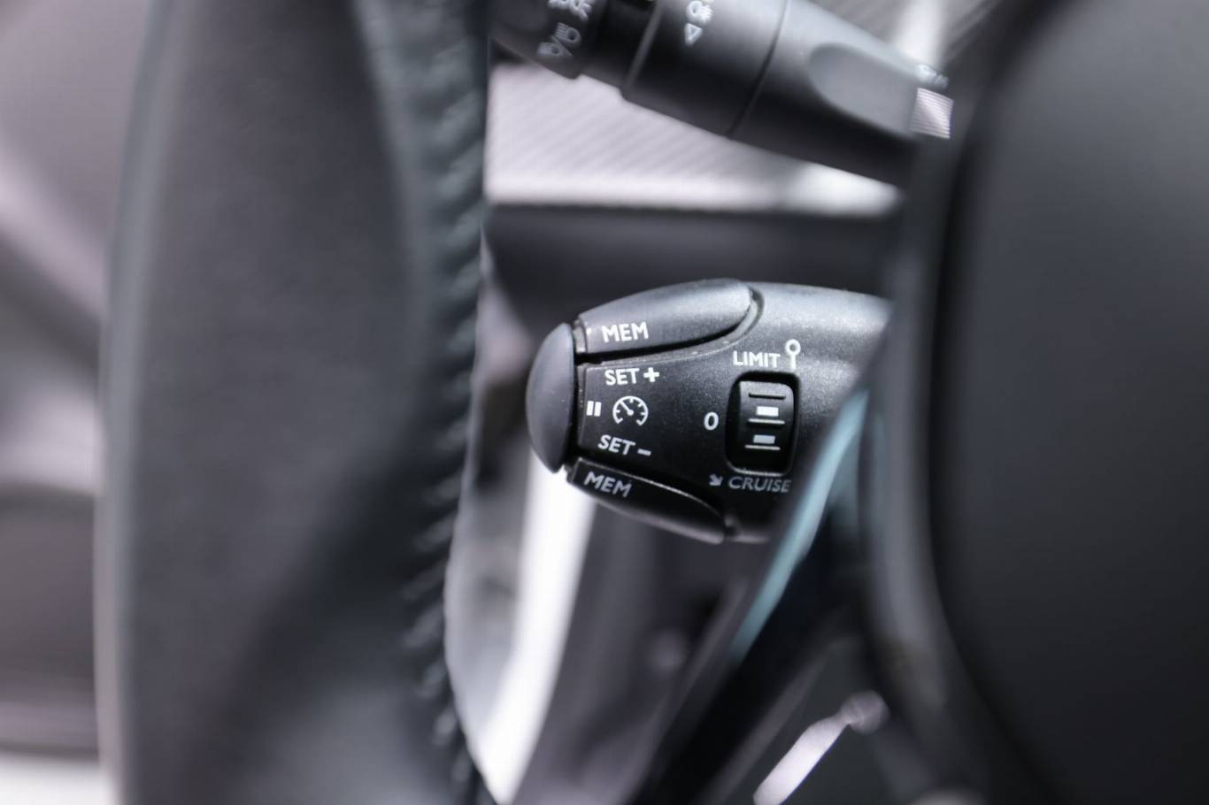 PEUGEOT 208 23